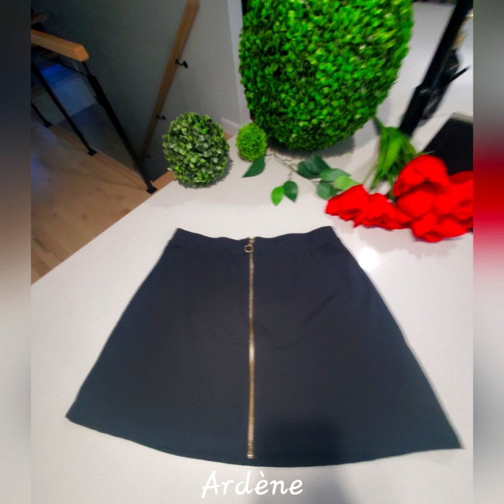 NWT ARDÈNE Jolie jupe noire unie avec fermeture éclair dorée à l'avant